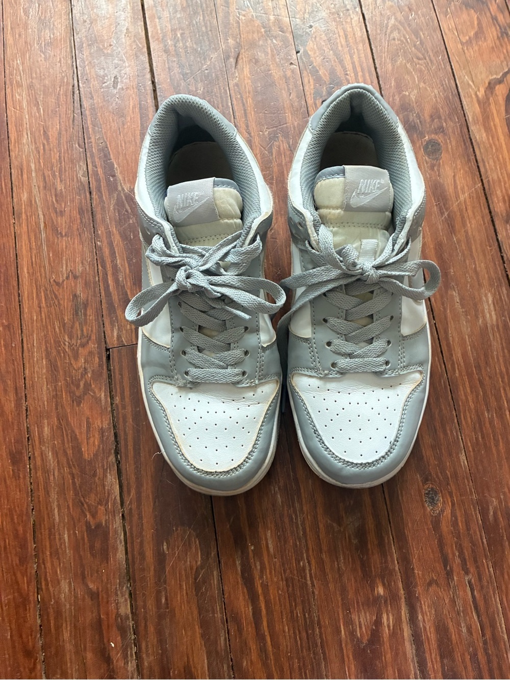 Nike women’s Low-Top Sneakers in Light Gray and White